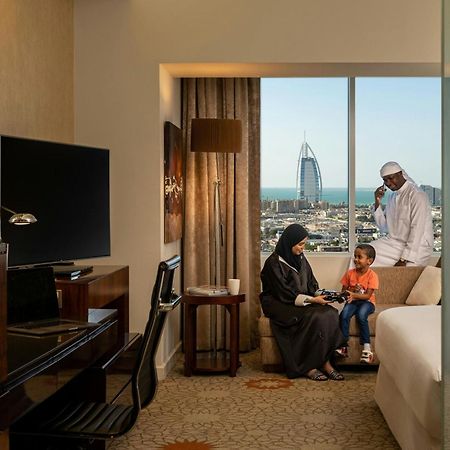 Sheraton Mall Of The Emirates Hotel, Dubai Exterior photo A family in a hotel room