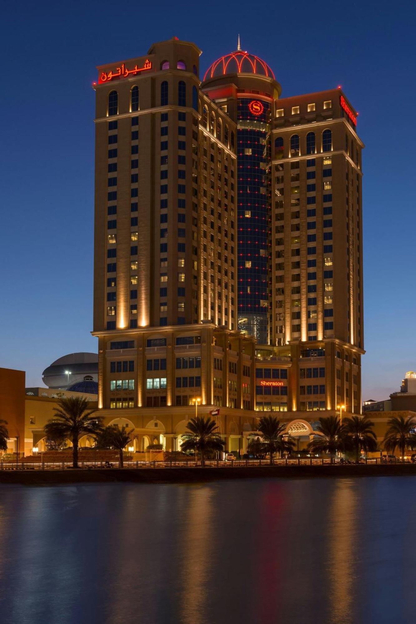 Sheraton Mall Of The Emirates Hotel, Dubai Exterior photo The hotel at night